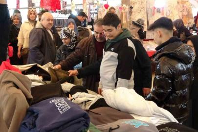 Kütahya’da kıyafet pazarı vatandaşların akınına uğruyor