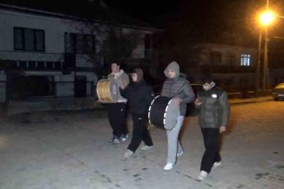 Liseliler davul çalarak sahura kaldırıyor: "Bahşişleri bol bol hazırlayın"