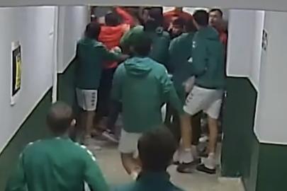 Maç öncesi ortalık karıştı: Futbolcular kramponlarla darbedildi