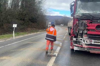 Makaslayan tır kara yolunu kapattı