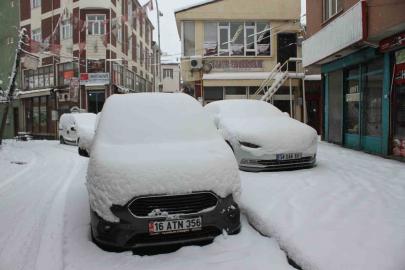 Malazgirt’te bahar beklenirken kar yağdı, araçlar kara gömüldü