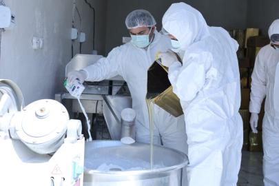 Mardin Büyükşehir Belediyesi’nden üreticilere 10 ton arı keki dağıtımı