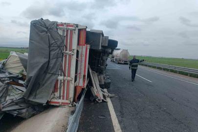 Mardin’de sürücüsünün kontrolünden çıkan tır bariyerlere çarptı
