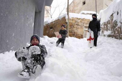Mart kapıdan baktırdı: Bayburt güne 15 santimetre karla uyandı