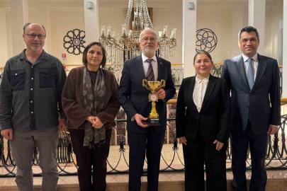 Masa tenisi turnuvasında dereceye giren sağlık personeline tebrik