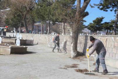 Melikgazi’de mezarlıklar bayram için temizlendi