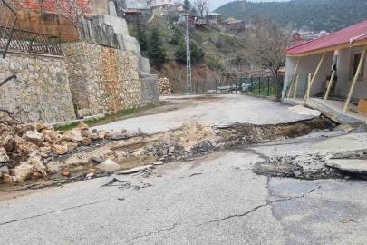 Mersin’de heyelan: Yol yarıldı, evler zarar gördü