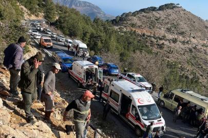 Mersin’de işçi servisi uçurumdan yuvarlandı: Ölü ve çok sayıda yaralı var