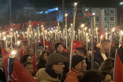 Meşaleler Çanakkale şehitleri için yandı