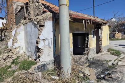 Metruk evler çevreye tehlike saçıyor