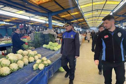 Meyve sebze pazarında fiyat etiketi denetimi