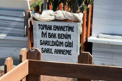 Mezar taşlarındaki her bir yazı hüzne boğuyor