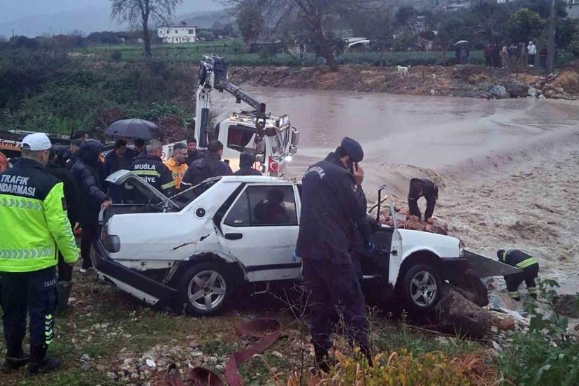Milas’ta akarsuya düşen araçta bir kişi öldü