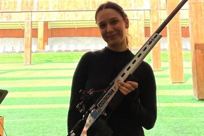 Milli sporcu kendi rekorunu kırarak zirveye çıktı