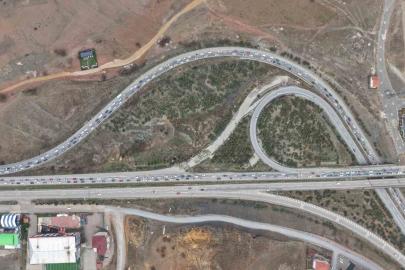 Milyonlarca öğrenci pazartesi ders başı yapacak, tatilciler dönüşe geçti: 43 ilin geçiş noktasında yoğun trafik