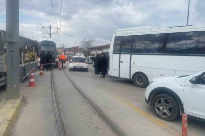 Minibüsle çarpışan tramvay raydan çıktı