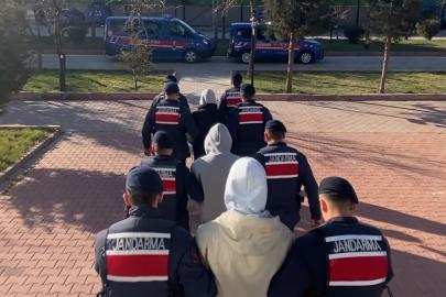 Minibüsün yan kapısının içinden bin 120 adet uyuşturucu hap çıktı