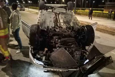 Motosiklete çarpan otomobil takla atarak ters döndü: 2 yaralı