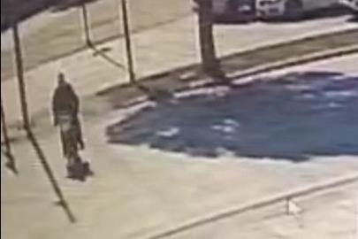 Motosikletiyle yaya geçidinden geçmek isteyen adamın hayatını kaybettiği kaza anları ortaya çıktı