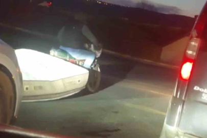 Motosikletle yatak taşıdı