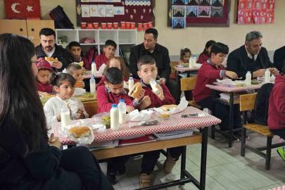 Müdür Bozyel’den köy okulu öğrencilerine döner ve ayran sürprizi