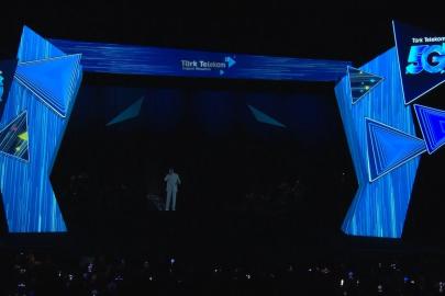 Müslüm Gürses’in hologramı, 5G teknolojisi sayesinde sanatçılarla düet yaptı