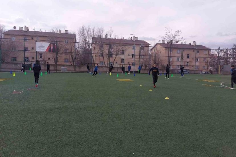 Muş’ta futbol antrenmanları sürüyor