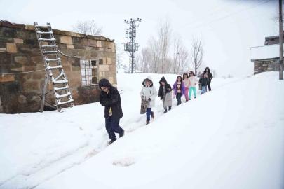 Muş’ta kar üstünde bayram sevinci
