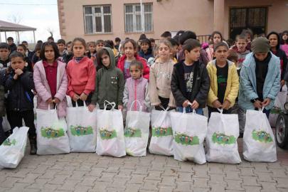 Muş’un ücra köylerindeki bin çocuğa bayram sevinci