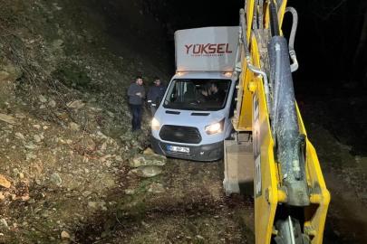 Navigasyonun yanılttığı 3 kişi, dağ yolunda araçla çamura saplanarak mahsur kaldı