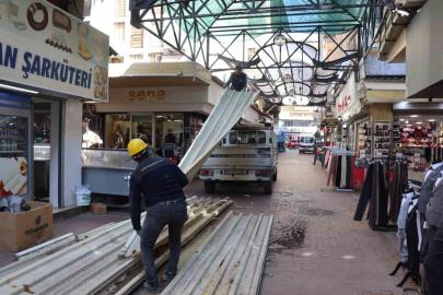 Nazilli Ayakkabıcılar Sokağı’nda çatı yenileme çalışmaları yeniden başladı