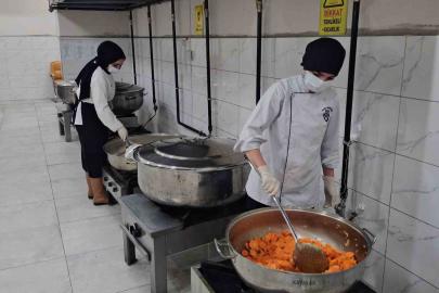 Nazilli’de iftar yemeklerini kız meslek liseliler hazırladı