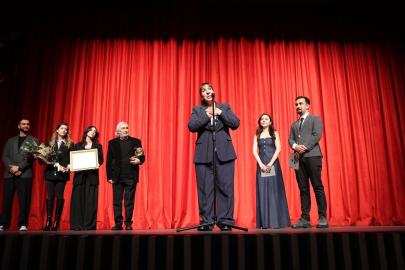 Ödülünü Müjdat Gezen’den alan Binnur Kaya gözyaşını tutamadı: ‘Rüyada gibiyim’