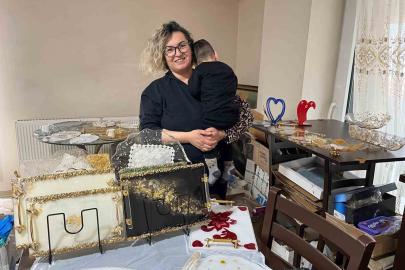 Oğlunun tedavi masrafları için evini atölyeye çevirdi