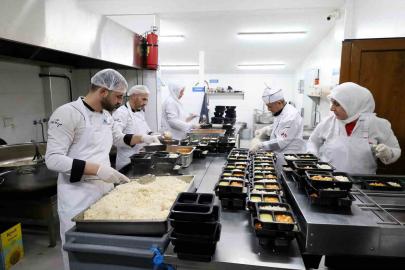 Öğrenciler ve ihtiyaç sahipleri için dev kazanlar kaynıyor