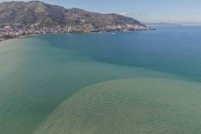 Ordu’da eriyen kar suları denizin rengini değiştirdi