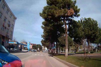 Ordu’da iki otomobilin kafa kafaya çarpışmasına ramak kaldı