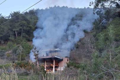 Ormanlık alandaki yayla evi yanarak kullanılmaz hale geldi