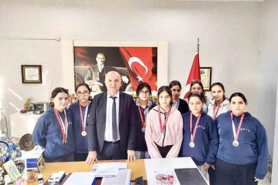 Ortaokul öğrencileri bilek güreşinde madalyalara ambargo koydu