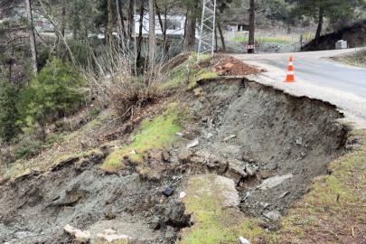 Osmaniye’de yoğun yağmur sonrası yol çöktü