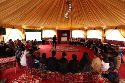 Otağ çadırında minik kitapseverler için imza günü