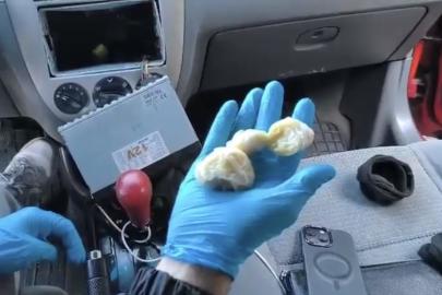 Oto teybinin arkasına gizlenen uyuşturucu ortaya çıkarıldı