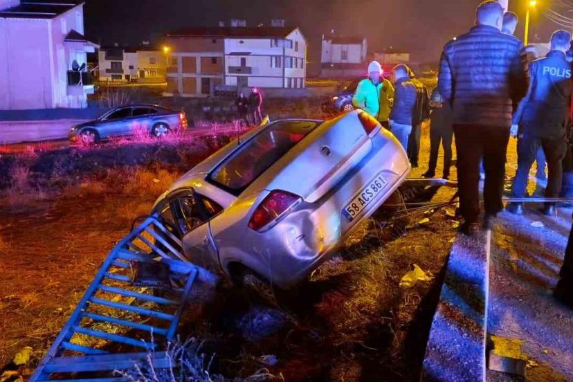 Otomobil bariyere çarptı: 1’i ağır, 2 kişi yaralandı