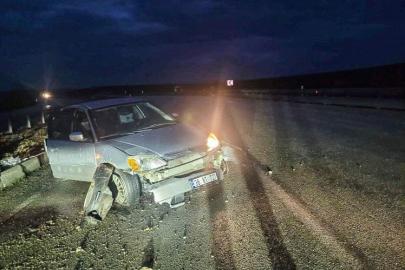 Otomobil bariyerlere çarptı, 4 kişi yaralandı