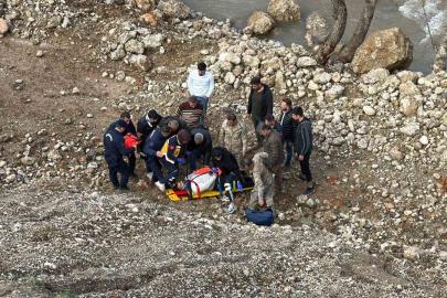 Otomobil dere yatağına yuvarlandı: 3 yaralı