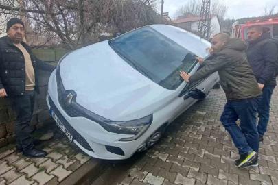 Otomobil duvara çarptı: 2 yaralı