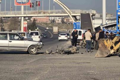 Otomobil ile çarpışan motosiklet sürücüsü ağır yaralandı