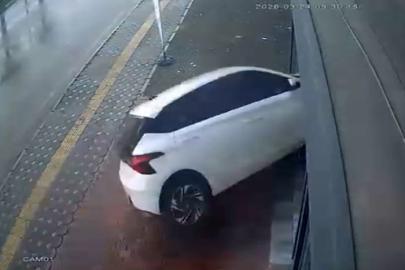 Otomobil iş yerinin vitrininden içeri girdi