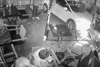 Otomobil kafeye daldı: 2 yaralı