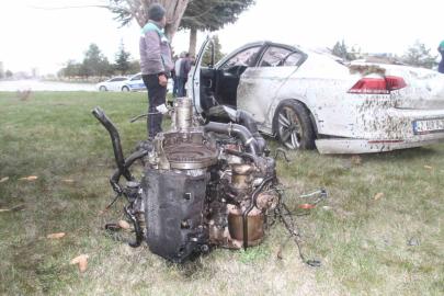 Otomobil kavşakta devrildi: Ortalık savaş alanına döndü